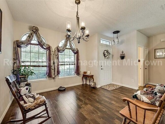 Foto del edificio - Spacious, Freshly Updated Family Home in P...