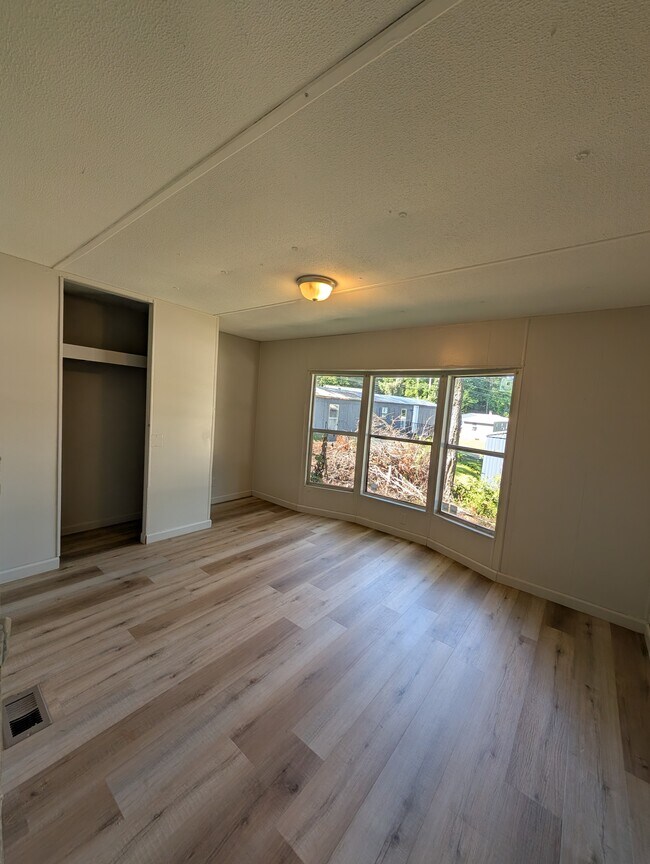 Foto del edificio - 412 McElhaney Rd