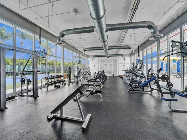 Foto del edificio - 15051 Royal Oaks Ln