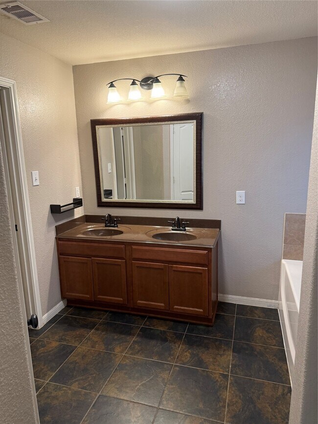 Building Photo - 2811 Lockeridge Cove Dr
