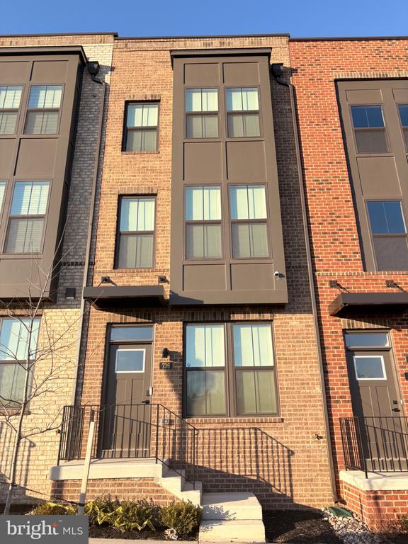 Building Photo - 736 Watts St