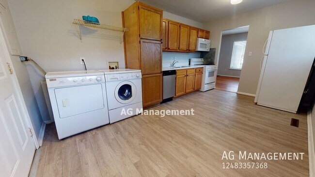 Building Photo - 189 High St - Nicely Updated Pontiac 2Bed/...
