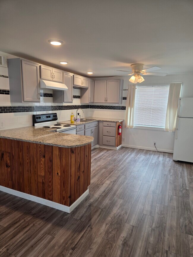 Foto del edificio - 125 N Lakewood Dr