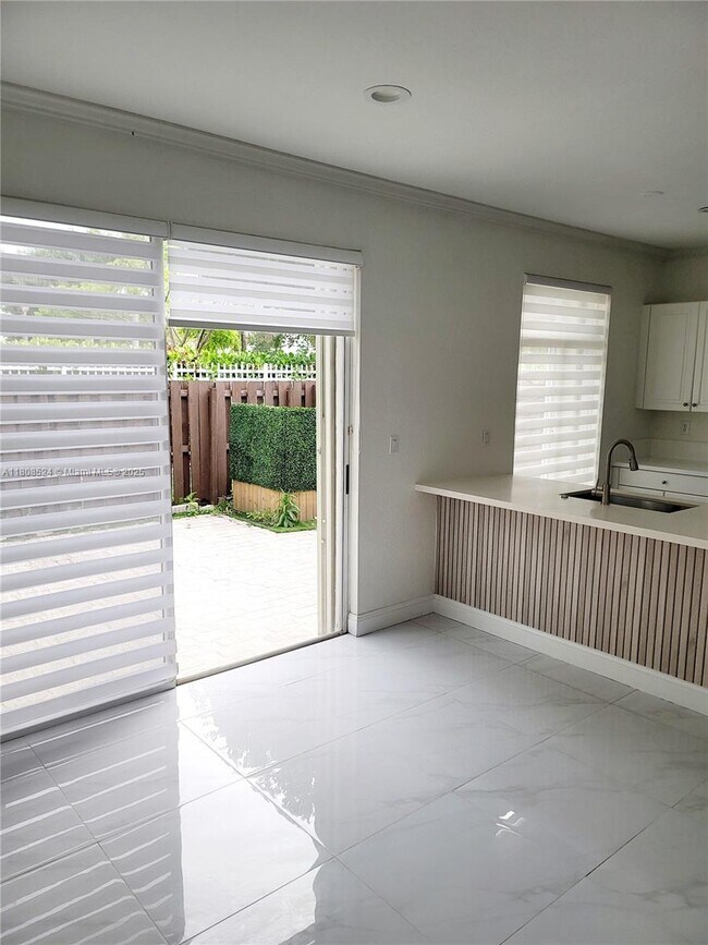 Foto del edificio - 5621 NW 112th Ct