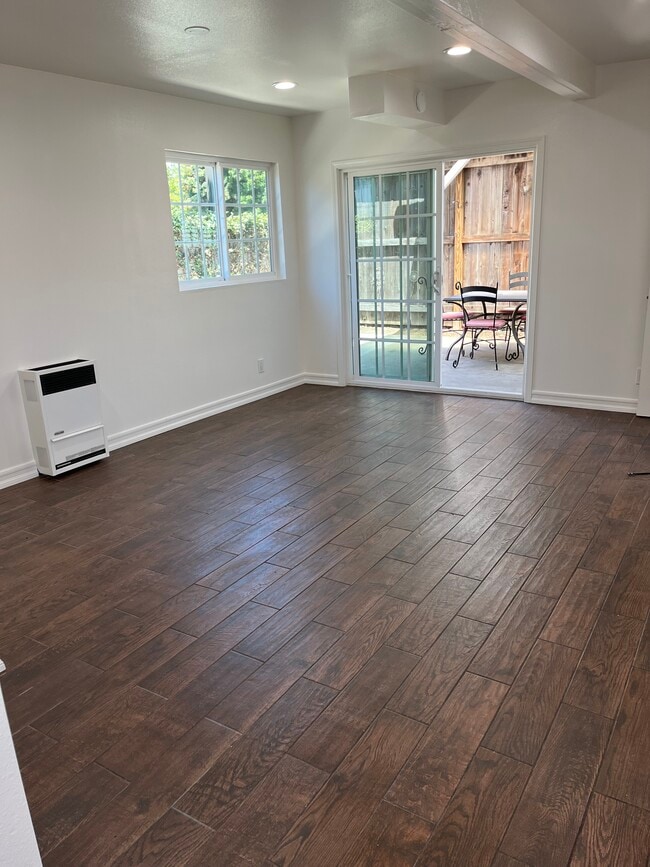 Living space - 1333 Bennett Ave