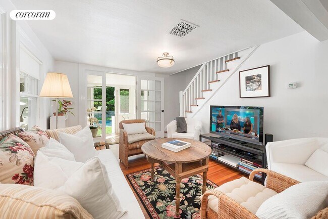 Foto del edificio - 36 Fresh Pond Rd