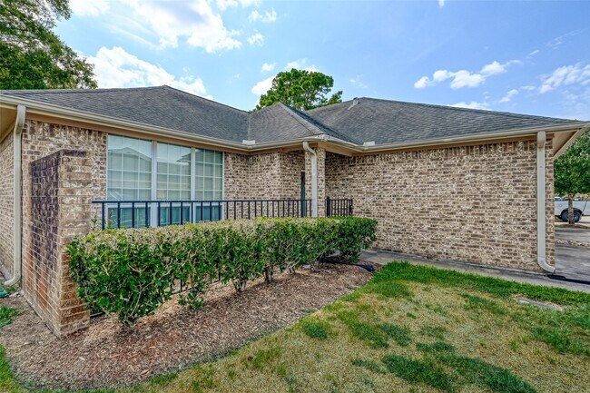 Foto del edificio - 717 Cedarwood Dr