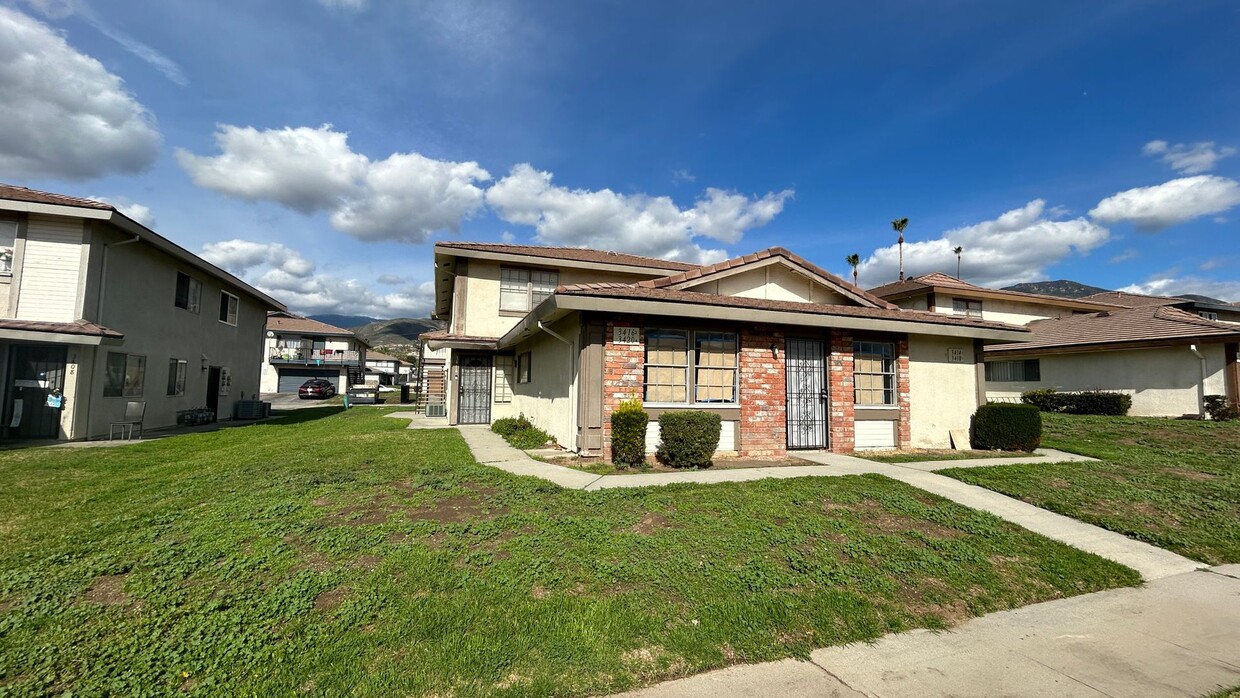 Foto principal - 2 Bedroom Townhome in Highland California