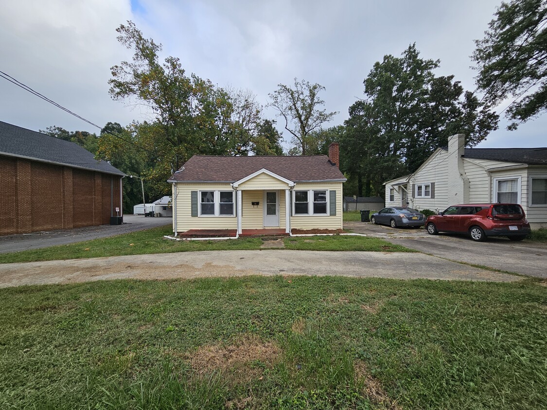 Primary Photo - 808 E Main St