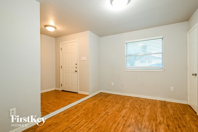 Foto del edificio - 302 Shorewood Dr