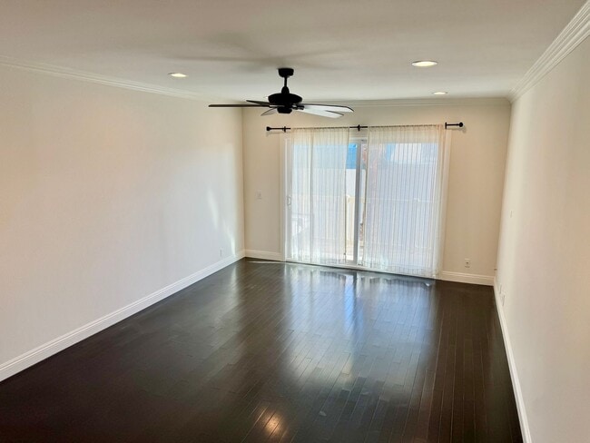 Building Photo - Top Floor 1 bedroom apartment Hermosa Beach