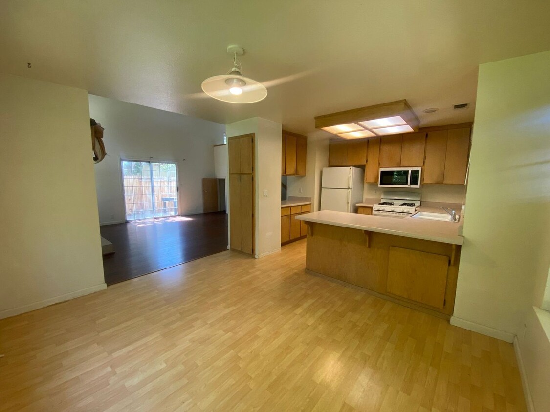 Foto principal - 4 bedroom, 2 bath Condo in North Davis ava...