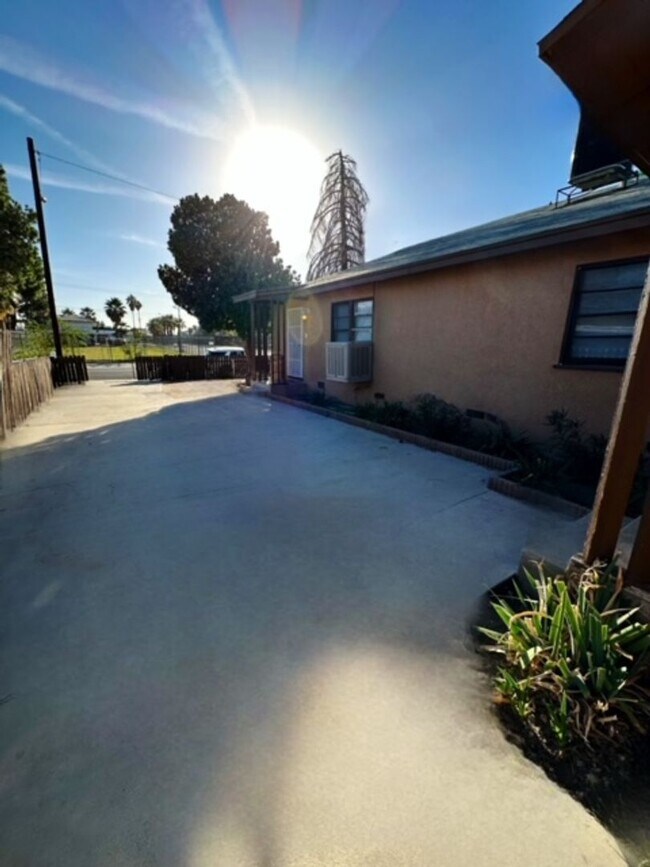 Foto del edificio - 2 bdrm, 1 bath, 2-car garage - remodeled p...