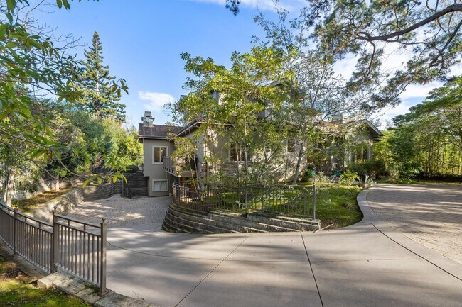 Foto del edificio - 7BR / 6BA Los Altos Home with Elevator, 3-Car Garage & EV Charging