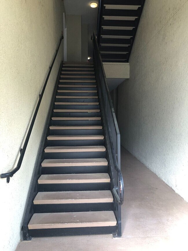 Building Photo - Move in NOW! Nice 2bd 2ba on 2nd floor wit...