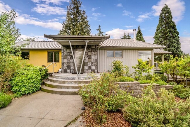 Building Photo - Water Views & Private Garden! 3 Bedroom Ki...
