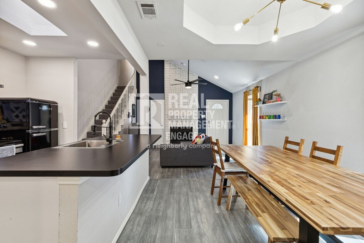 Primary Photo - Charming 3 Bedroom Home in Prime Dallas Lo...