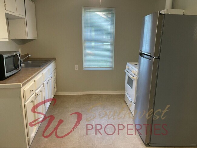 Foto del edificio - Quiet 1 bedroom, 1 bathroom property across from the walking trail