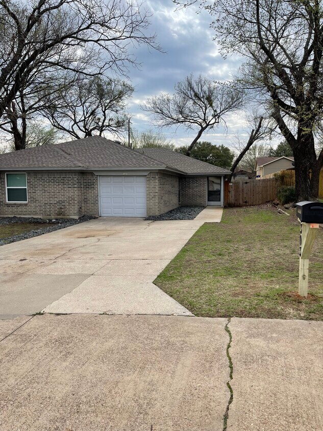 303 Spring Branch Ln, Kennedale, TX 76060 Townhome Rentals in