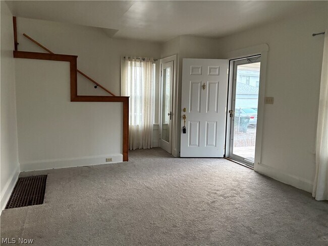 Building Photo - 315 E 10th St