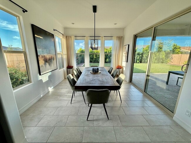 Foto del edificio - 10649 Thatcher Ave