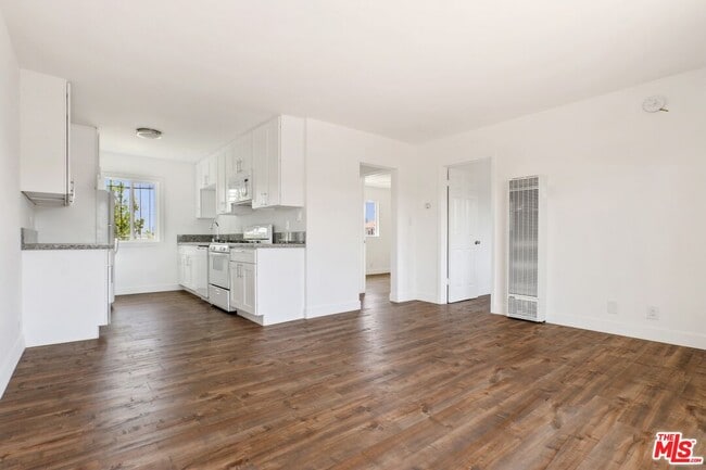 Building Photo - 1212 W 107th St