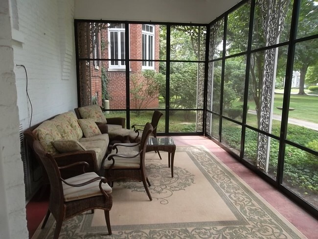 Una de las dos Porches de pantalla plana - 1603 Michigan Ave