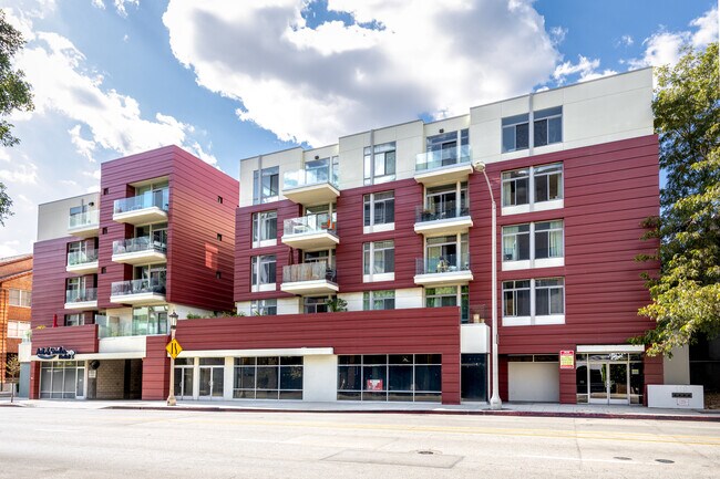 Foto del edificio - 119 S Los Robles Ave