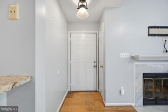 Building Photo - 933 Hillside Lake Terrace