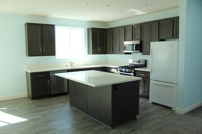 Building Photo - 4372 Ladera Dr