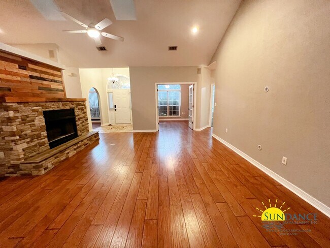 Foto del edificio - Gorgeous 3 Bedroom home with Pool in Crest...