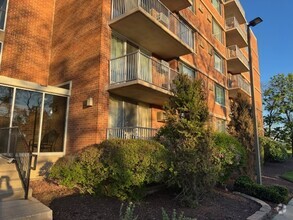 Building Photo - 2211 S Highland Ave