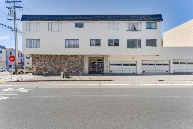 Building Photo - 695 33rd Ave