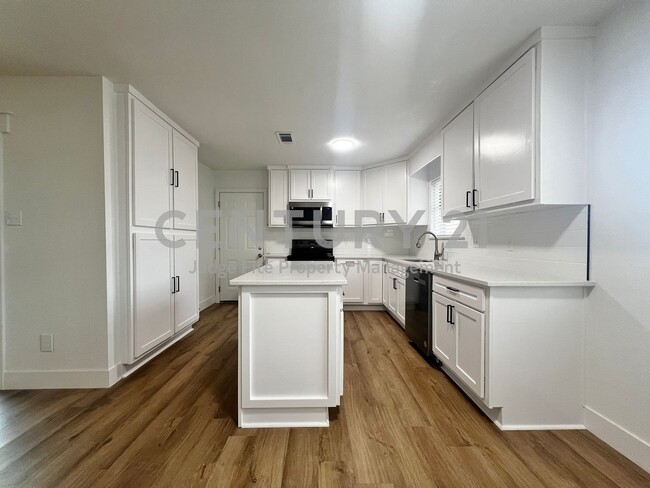 Foto del edificio - COMPLETELY UPDATED 4/2/2 in North Richland...
