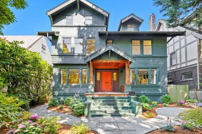 Foto principal - Stunning 1909 Craftsman w/ AC in Coveted C...