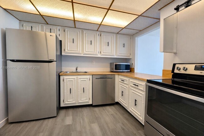 Building Photo - 800 Parkview Dr