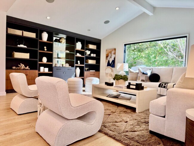 Foto del edificio - Designer 4BR Retreat with Pool, Indoor-Outdoor Living, and Prime Menlo Park Location