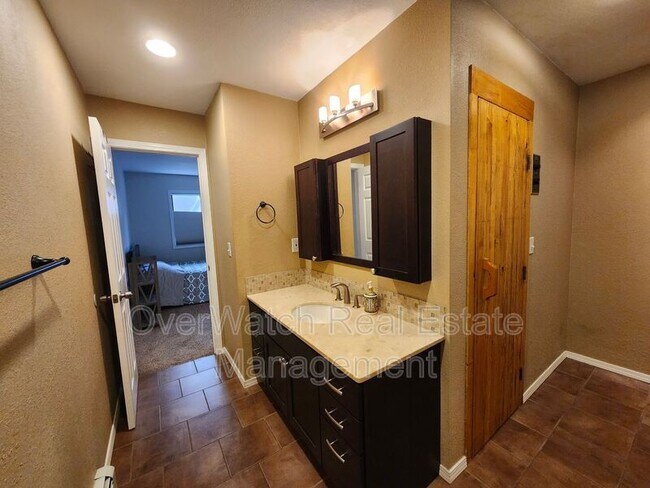 Foto del edificio - 838 E 78th Ave