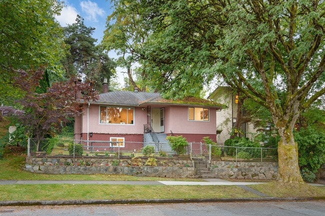 Building Photo - 2606 E 18th Ave