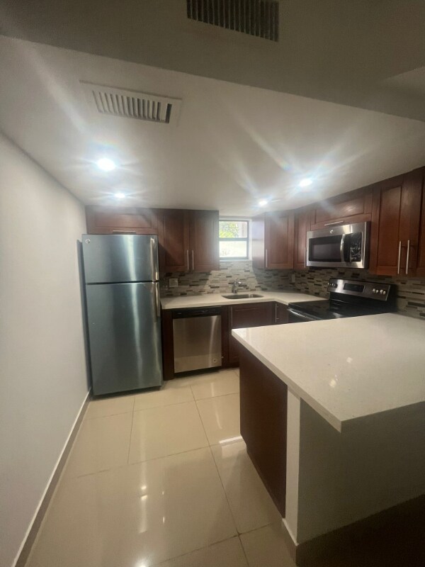 Foto del edificio - 8290 Lake Dr