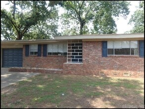 Building Photo - 408 Pickwick Ln