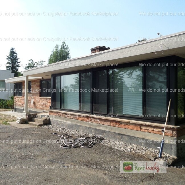 Building Photo - Cool & HUGE 5-Bedroom Home in Des Moines with Large Detached Shop/Garage!!