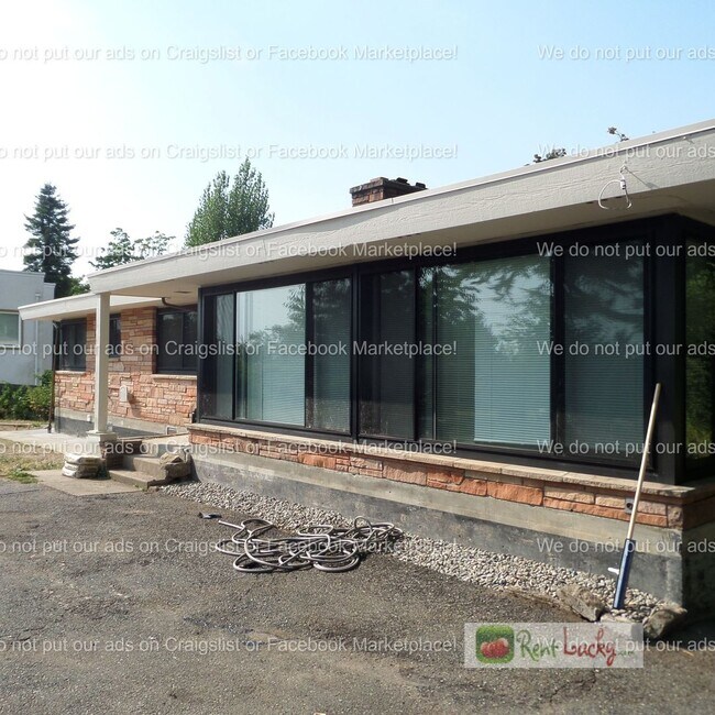 Foto del edificio - Cool & HUGE 5-Bedroom Home in Des Moines with Large Detached Shop/Garage!!