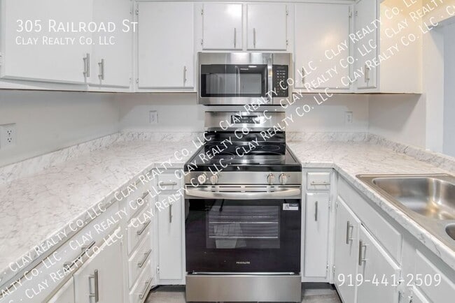 Building Photo - 305 Railroad St