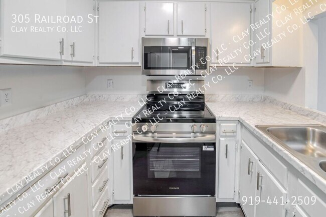 Foto del edificio - 305 Railroad St