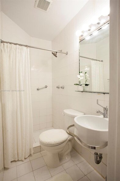 Foto del edificio - 4720 Pine Tree Dr