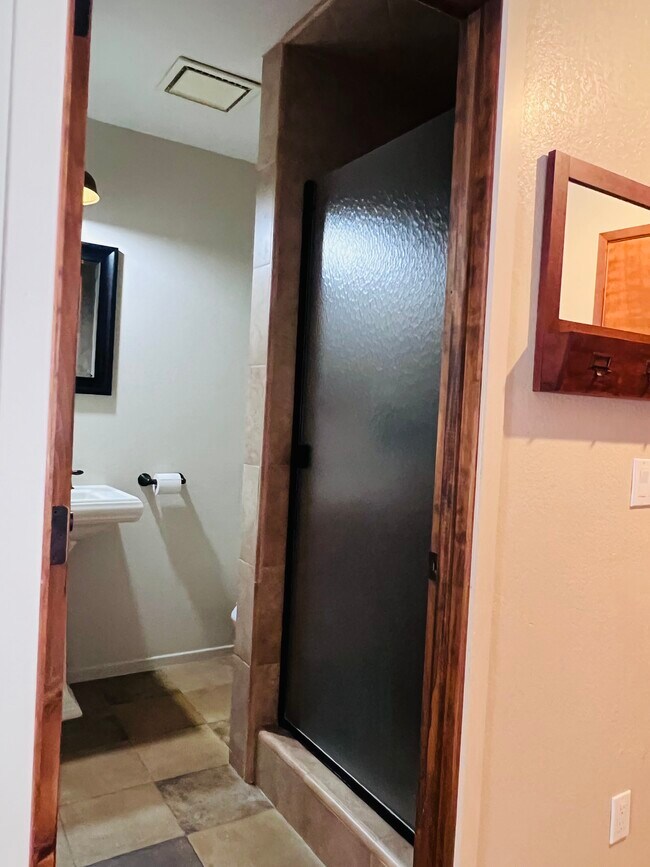 Baño de la planta baja - 115 Orcutt View Ct