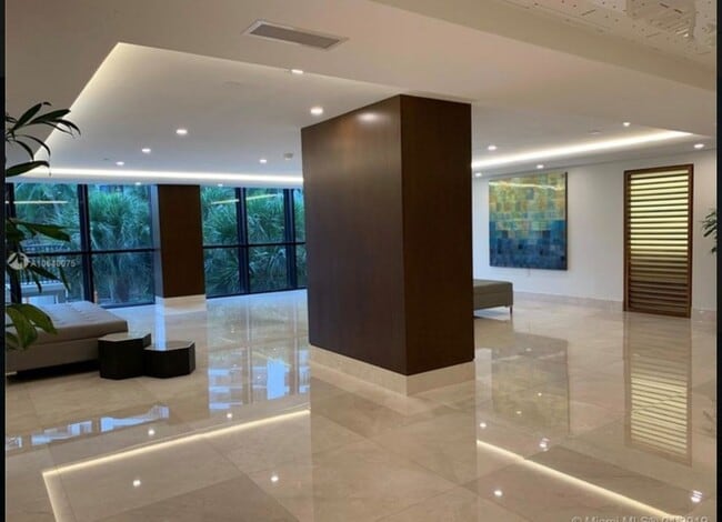 Building Photo - 540 Brickell Key Dr