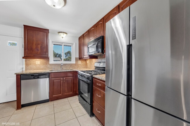 Building Photo - 728 Boxwood Dr