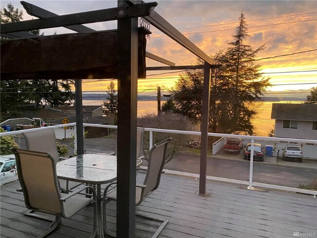 Foto del edificio - 6203 Madrona Dr NE